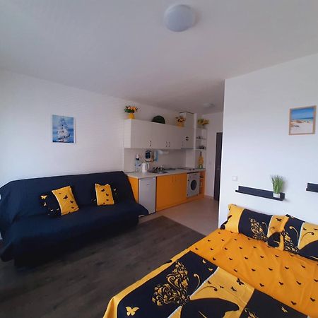Apartment-Studio Daisy In Kiwi Gardens Complex เบียลา ภายนอก รูปภาพ
